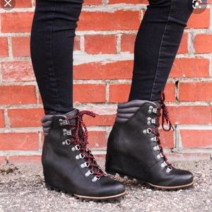 Sorel conquest wedge boot grey black